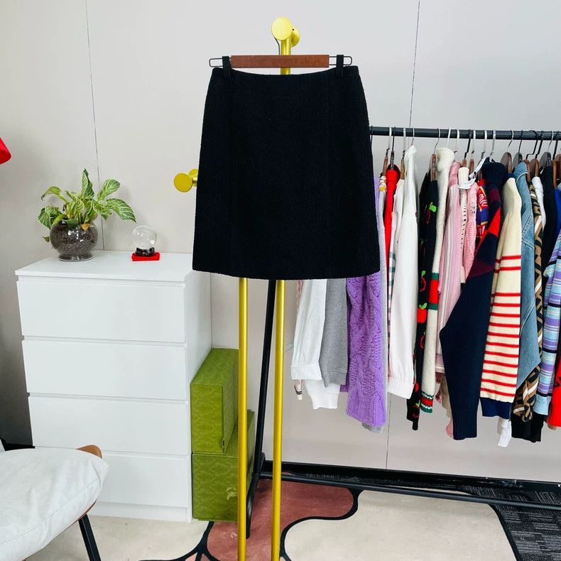 Louis Vuitton Louis Vuitton Black black buttoned dinner skirt Size 35" - 2 Thumbnail