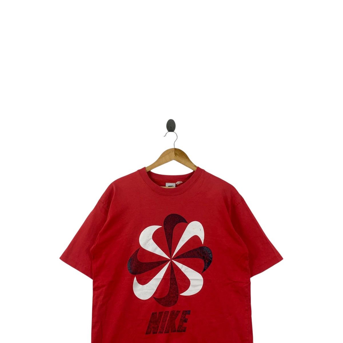 Nike Vintage NIKE SPORTSWEAR COLLECTION Pinwheel Thrashed Tee Size US M / EU 48-50 / 2 - 2 Thumbnail