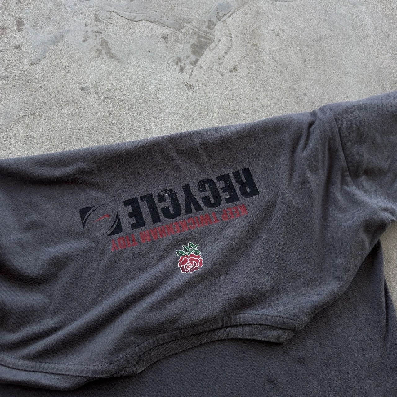 Nike Vintage Nike Grey T-Shirt Graphic Rugby Ball Swoosh Size L Size US L / EU 52-54 / 3 - 4 Thumbnail
