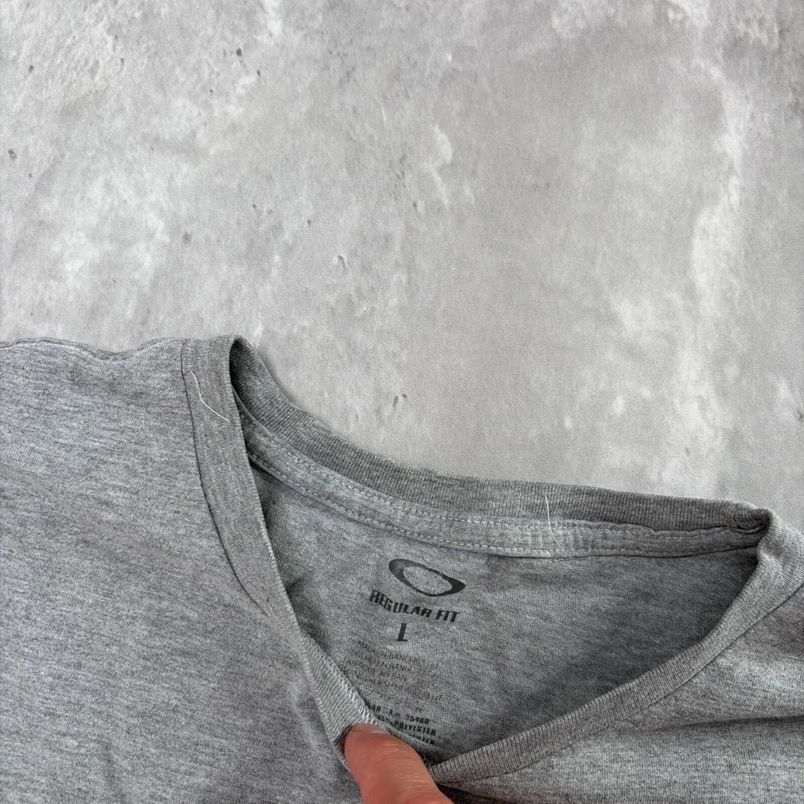 Oakley Y2K Grey Oakley Embroidered Logo Skater T-Shirt Size US L / EU 52-54 / 3 - 6 Thumbnail