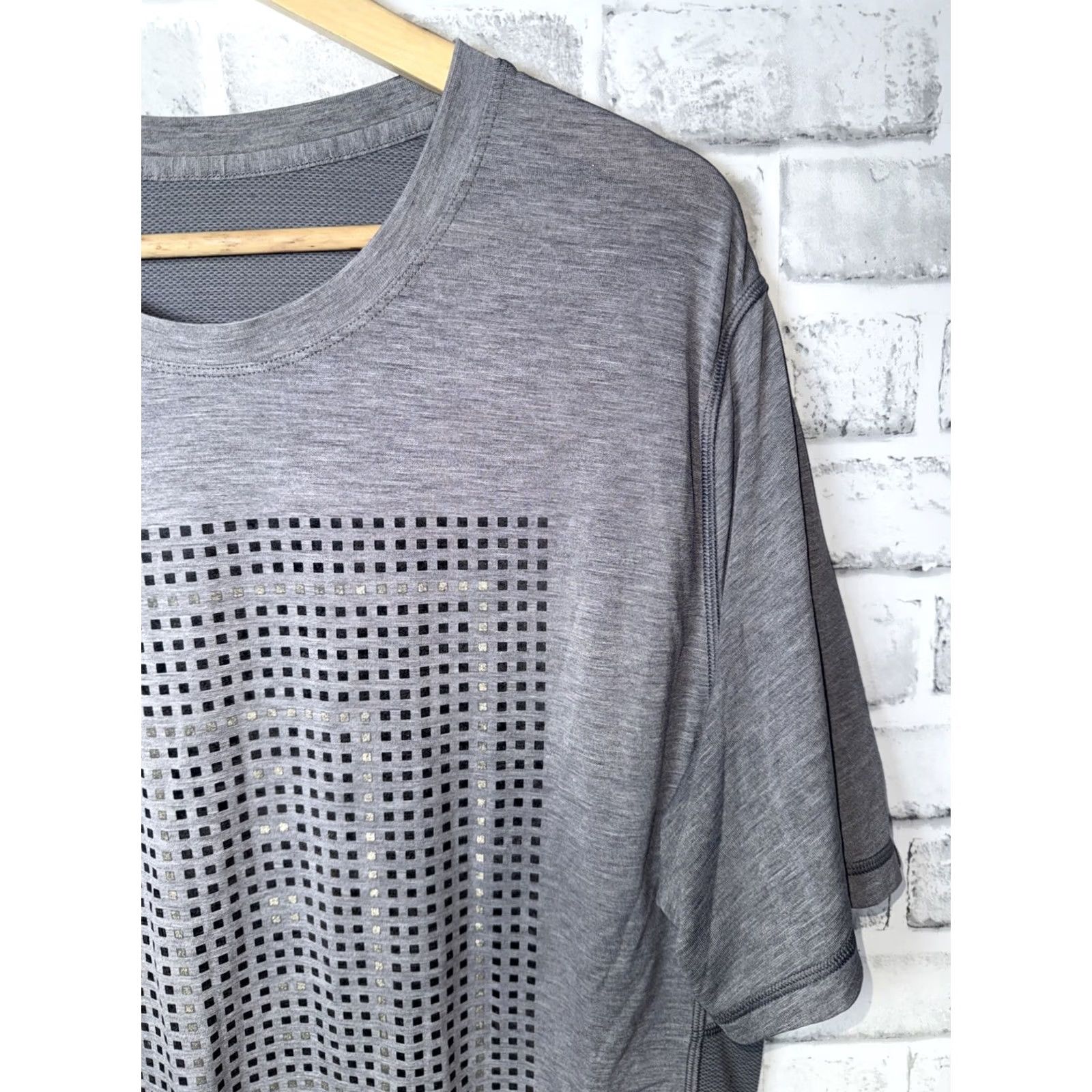 Lululemon Lululemon Geometric Graphic T Shirt Men XL Gray Short Sleeve Yoga Active Slim Breathable Moisture Wicking Easy Care Signature Logo Size US XL / EU 56 / 4 - 2 Thumbnail