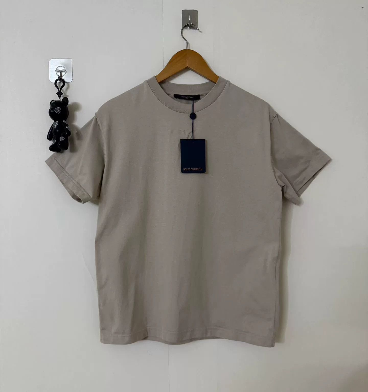Louis Vuitton Louis Vuitton Embossed Logo Short Sleeve Tee Size US S / EU 44-46 / 1 - 1 Thumbnail