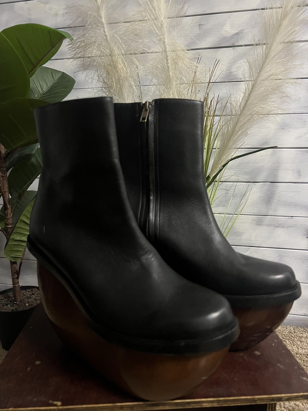 Other Rare High Women’s Shoes on a Wooden Platform Size US 8 / IT 38 - 1 Thumbnail