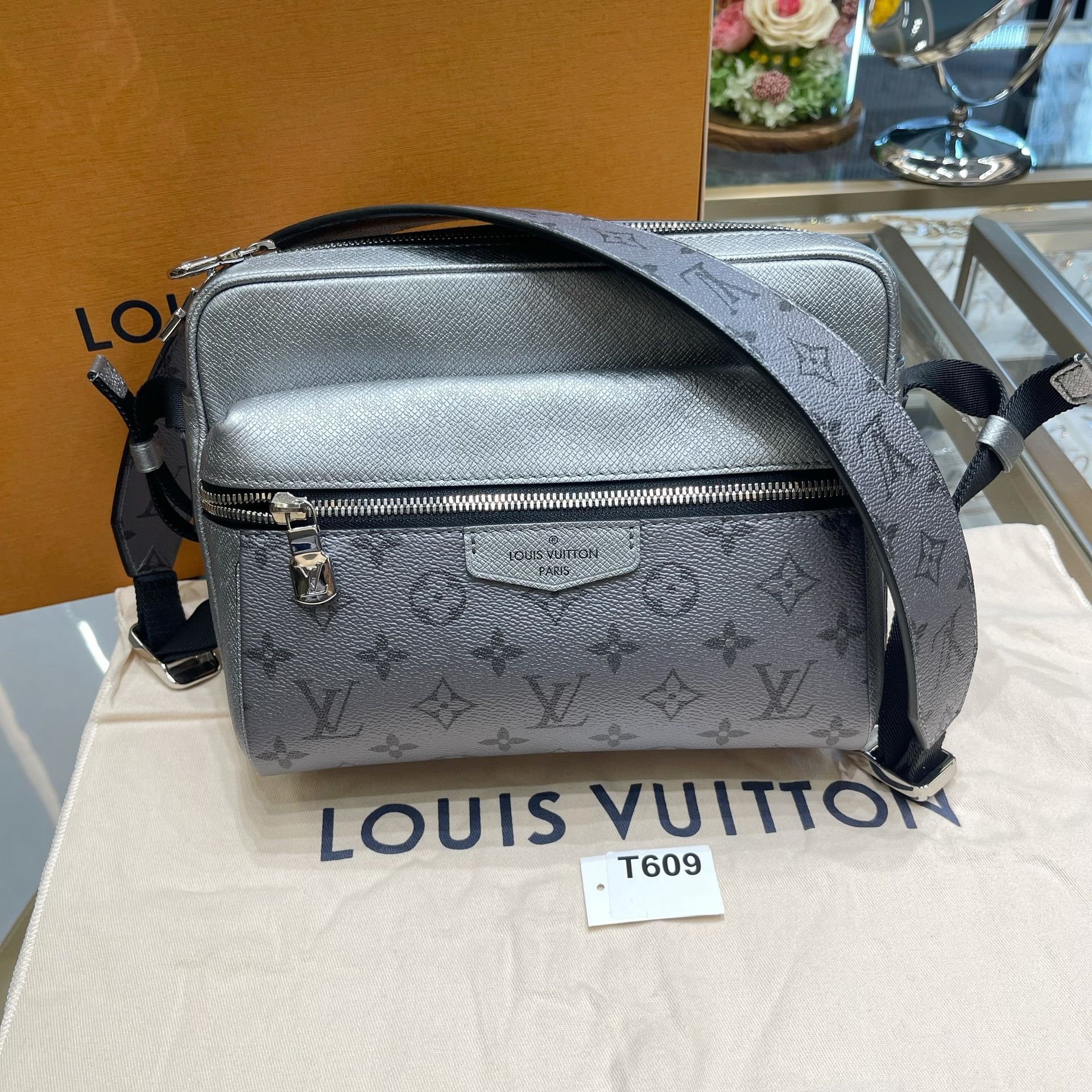 Louis Vuitton Pre-loved Bag Very good condition Size ONE SIZE - 1 Thumbnail