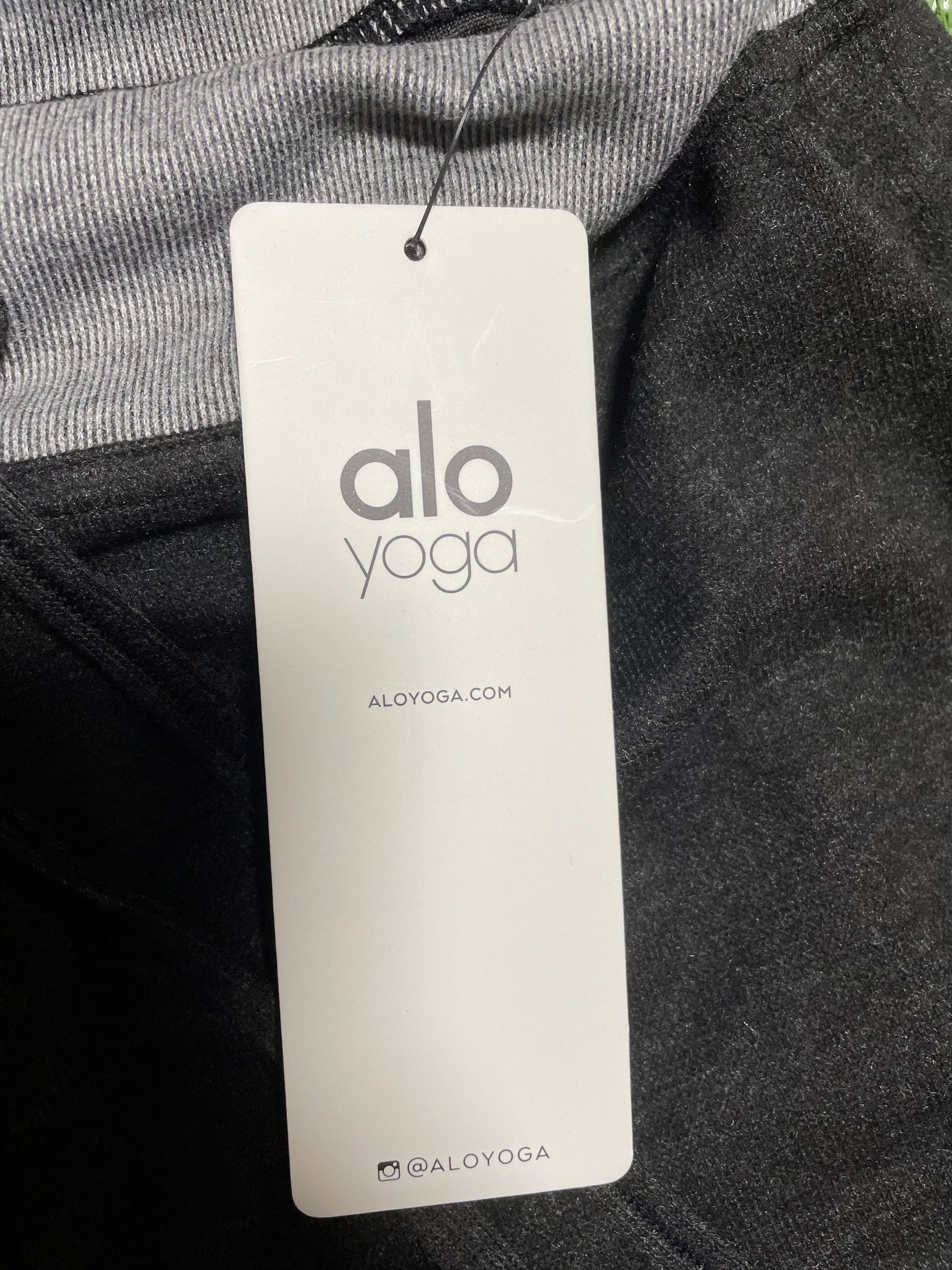 Alo Yoga NWT Alo Yoga Dark Grey Sweatpants Women's Small Light Grey Size 28" / US 6 / IT 42 - 4 Thumbnail