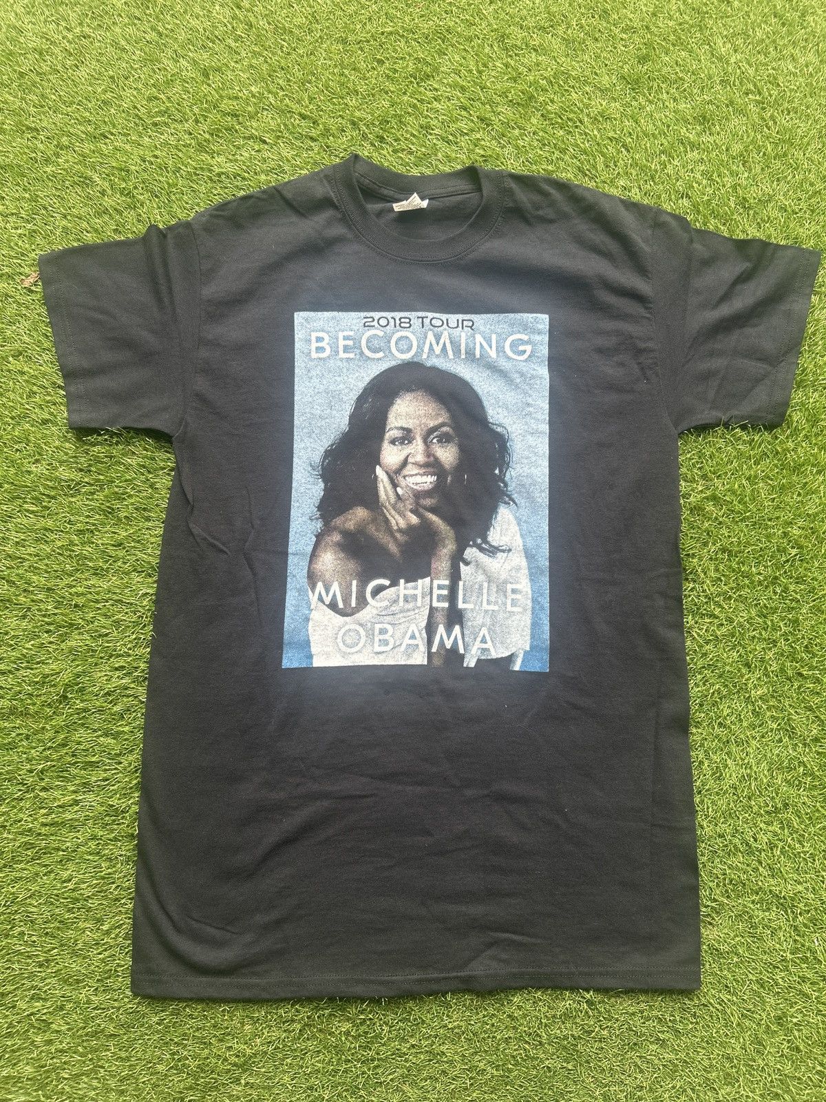 Gildan Michelle Obama 2018 Becoming Tour T-Shirt Size US L / EU 52-54 / 3 - 1 Thumbnail
