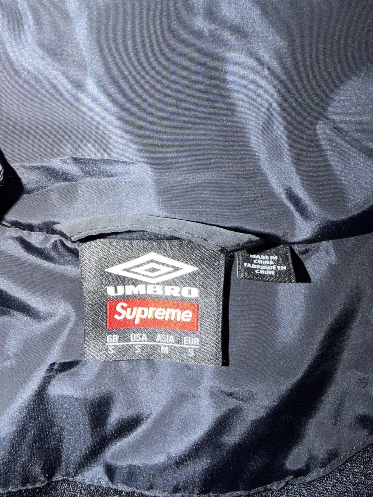 Supreme × Umbro Supreme x Umbro Gradient Track Jacket – Black (Size Small) Size US S / EU 44-46 / 1 - 7 Thumbnail