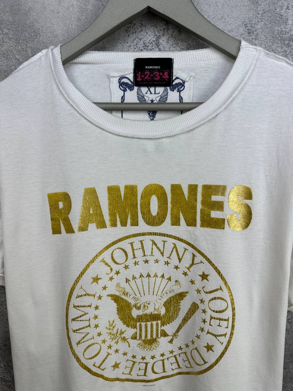 Band Tees Ramones 1-2-3-4 Gold Logo Amplified Distressed Vtg T-Shirt Size US XL / EU 56 / 4 - 4 Thumbnail
