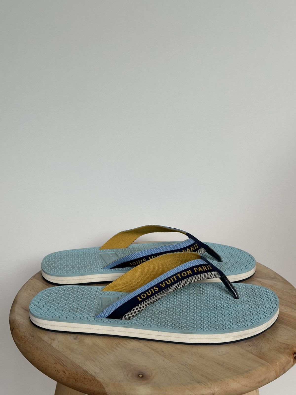 Designer × Louis Vuitton Louis Vuitton blue rubber flip flops thongs spellout Size US 7 / EU 40 - 3 Thumbnail