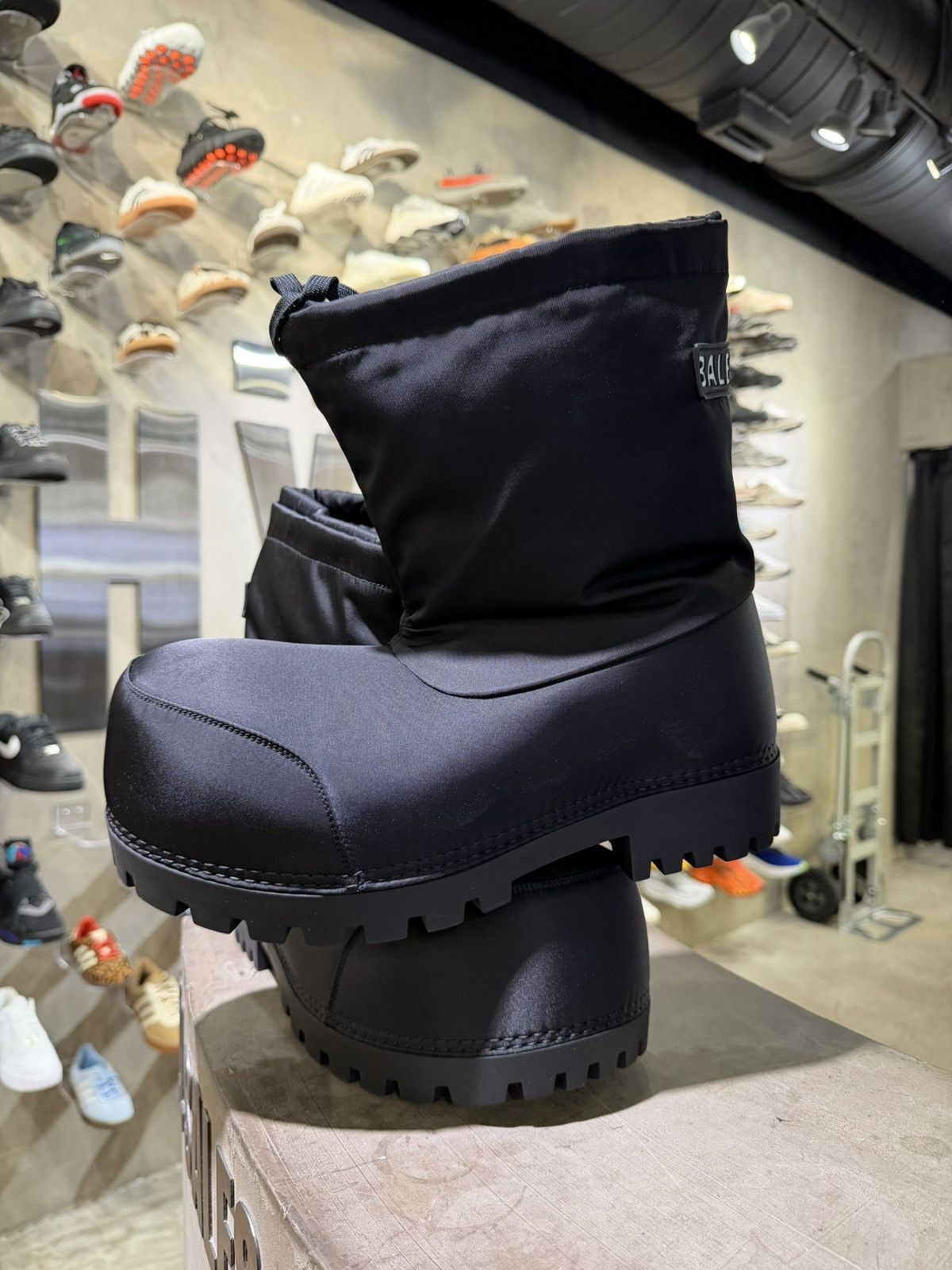 Balenciaga Balenciaga Alaska Low Boot Black Size US 10 / EU 43 - 2 Thumbnail