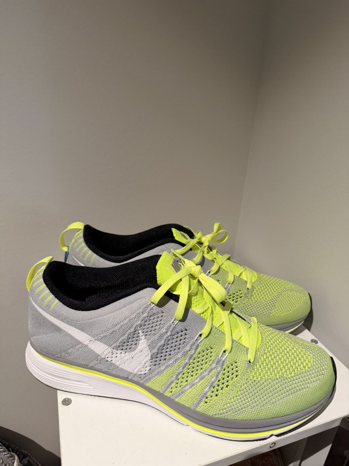 Nike Nike Flyknit Trainer Volt White sz 9 Size US 9 / EU 42 - 1 Thumbnail