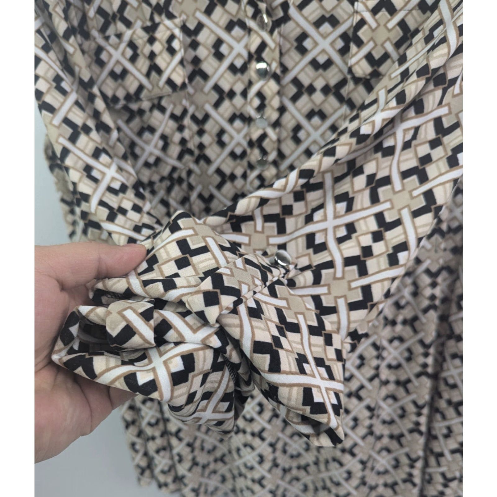 Vintage Cocomo 1X Plus Size Geometric V-Neck Button Top Roll Tab Sleeve 3/4 Geometric BeIGe Size XL / US 12-14 / IT 48-50 - 2 Thumbnail