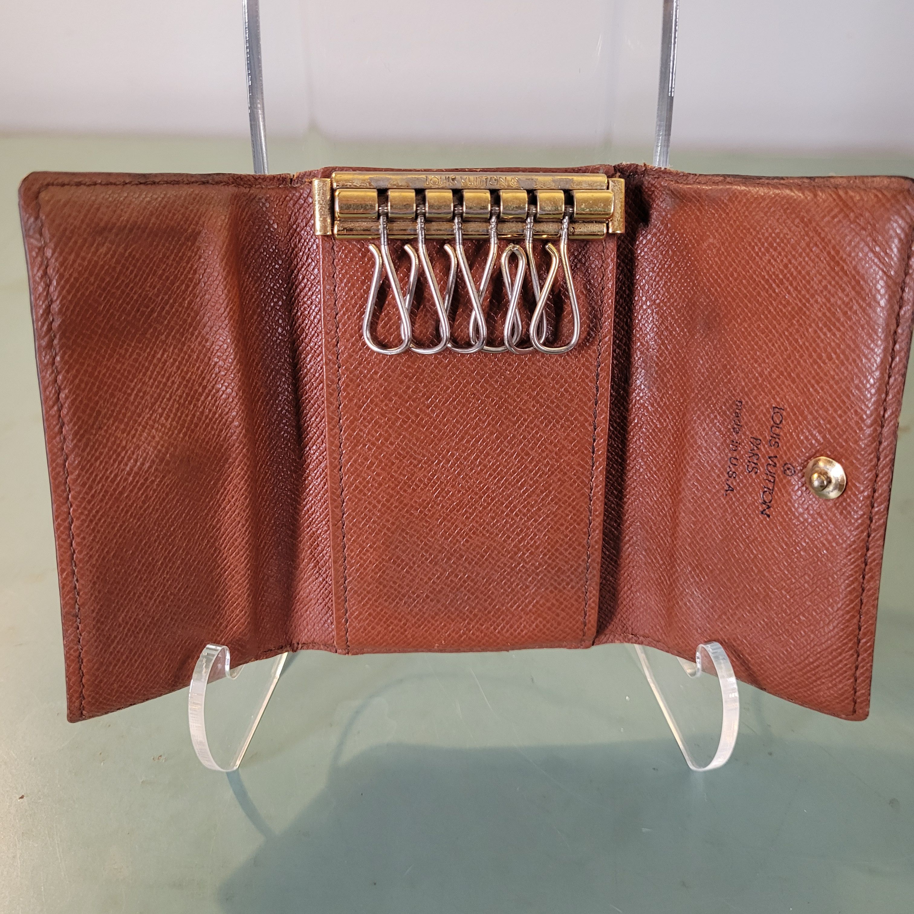 Louis Vuitton Louis Vuitton LV Monogram 6 Key Key Case Key Holder Size ONE SIZE - 1 Thumbnail
