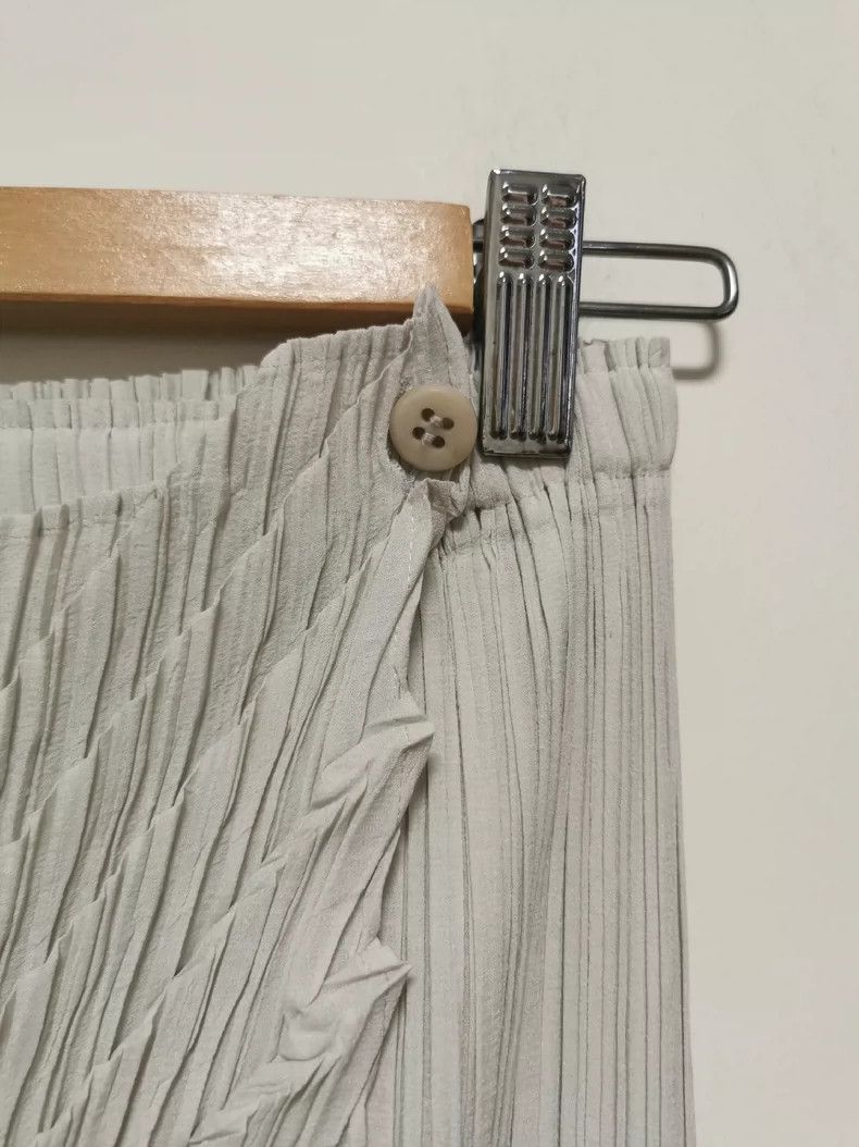 Issey Miyake Issey Miyake size:2 Grey main line dragon scale half skirt Size 23" - 5 Thumbnail