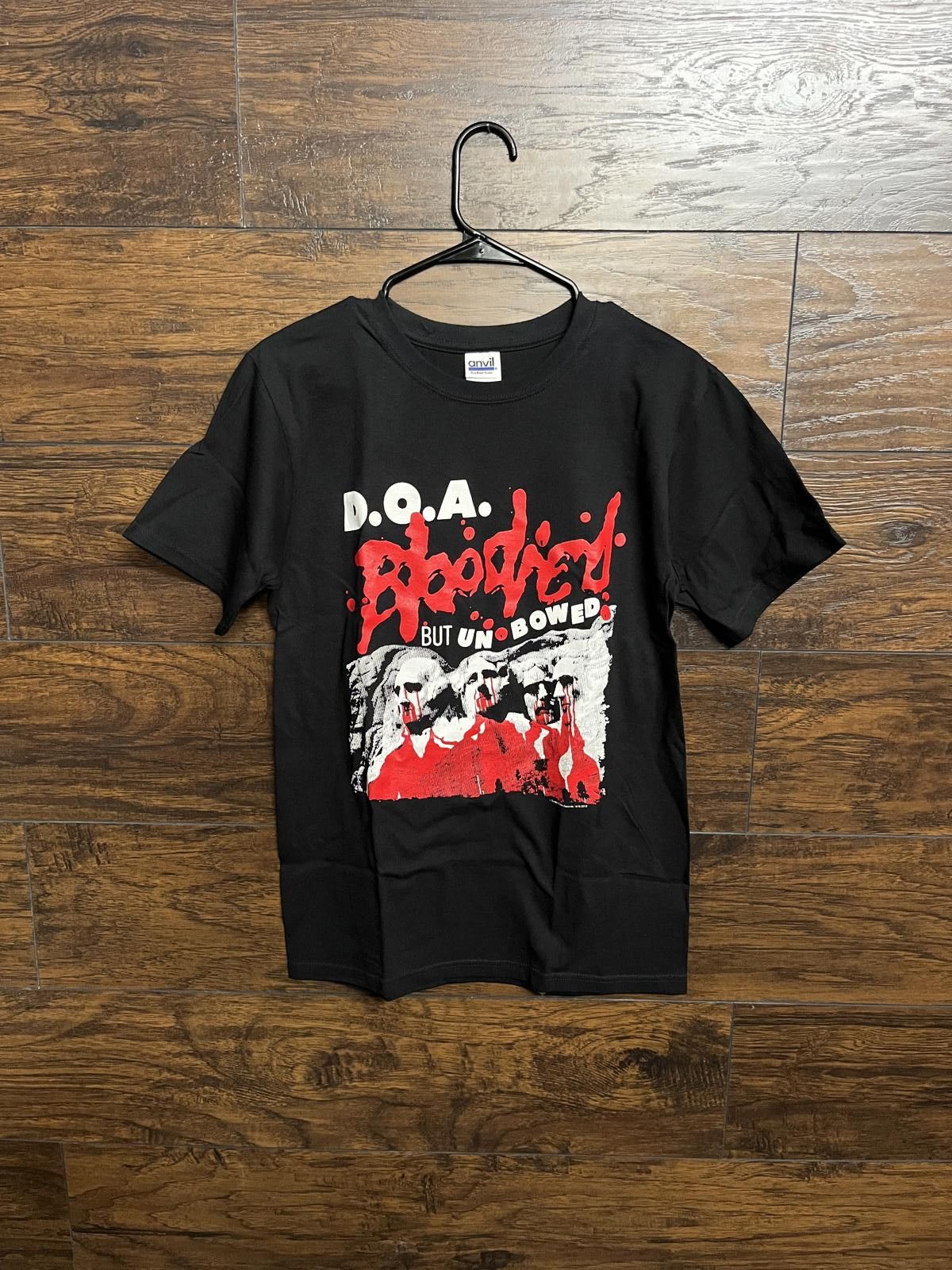 Designer DOA Tee Bloodied but Unbowed - 2012 Mt Rushmore DOA T-shirt Size US S / EU 44-46 / 1 - 1 Thumbnail