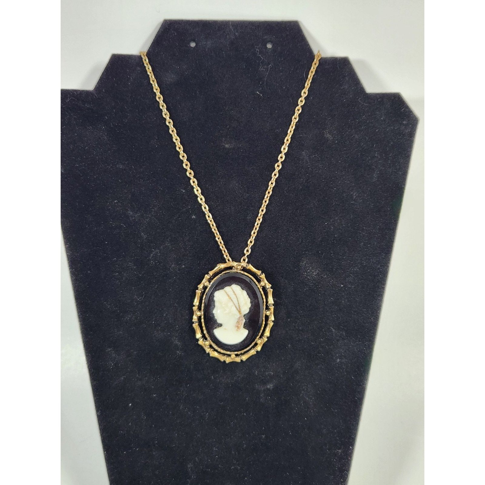 Other Gold Tone Black And White Cameo Pendant Brooch Necklace 13.5 Size ONE SIZE - 2 Thumbnail
