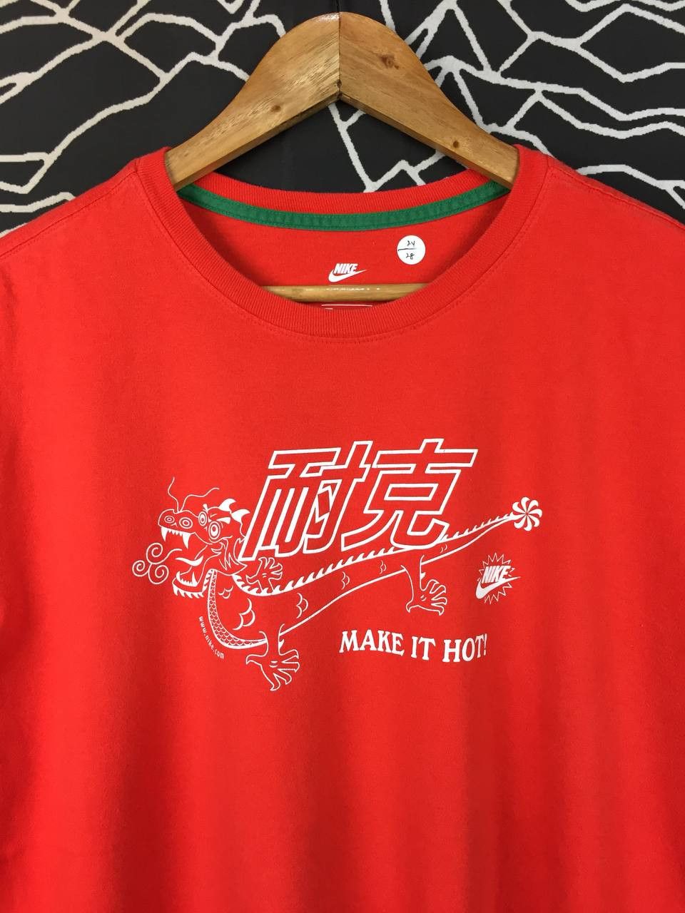 Nike Nike Sportswear Make It Hot Dragon Swoosh Logo Tee Size US XL / EU 56 / 4 - 3 Thumbnail