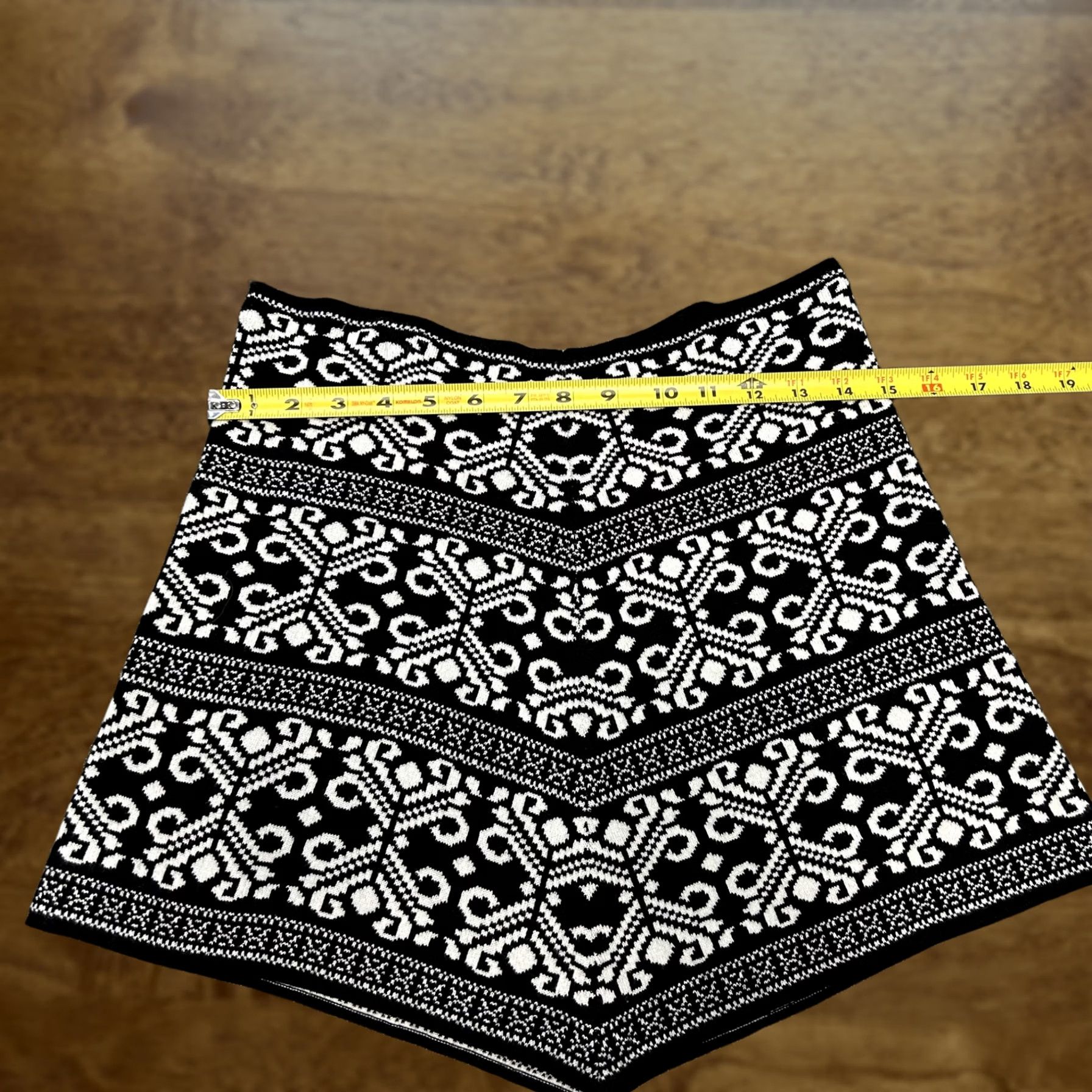 Vintage Geometric Knit Skirt Womens S Black White Mini Tribal Pattern Geometric Knit Skirt Women Small Black White Mini 90s Style? Size 28" / US 6 / IT 42 - 1 Thumbnail