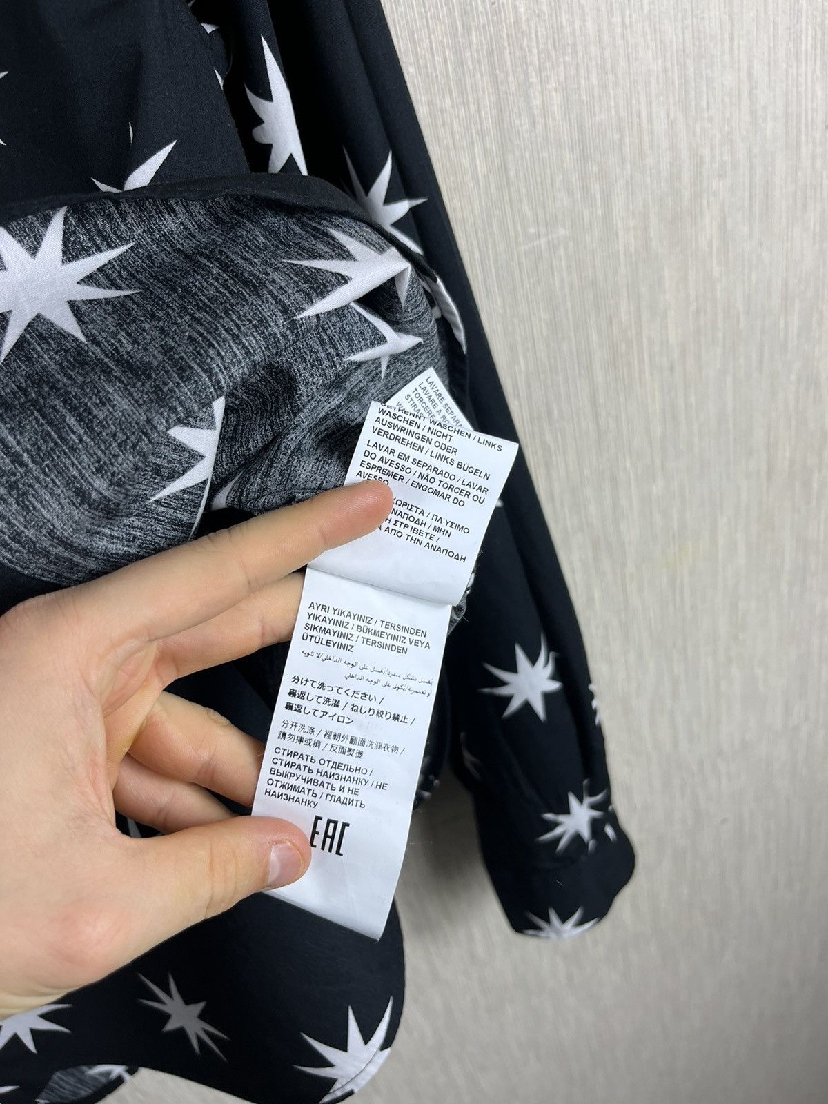 Designer × Moschino Love Moschino white stars monogram art shirt Size US S / EU 44-46 / 1 - 19 Thumbnail
