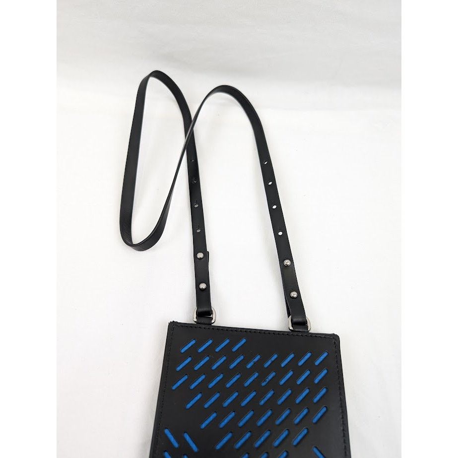 o1rshd1 Q:2 / Size: OS / Paper Calf Perforated Case in Nero