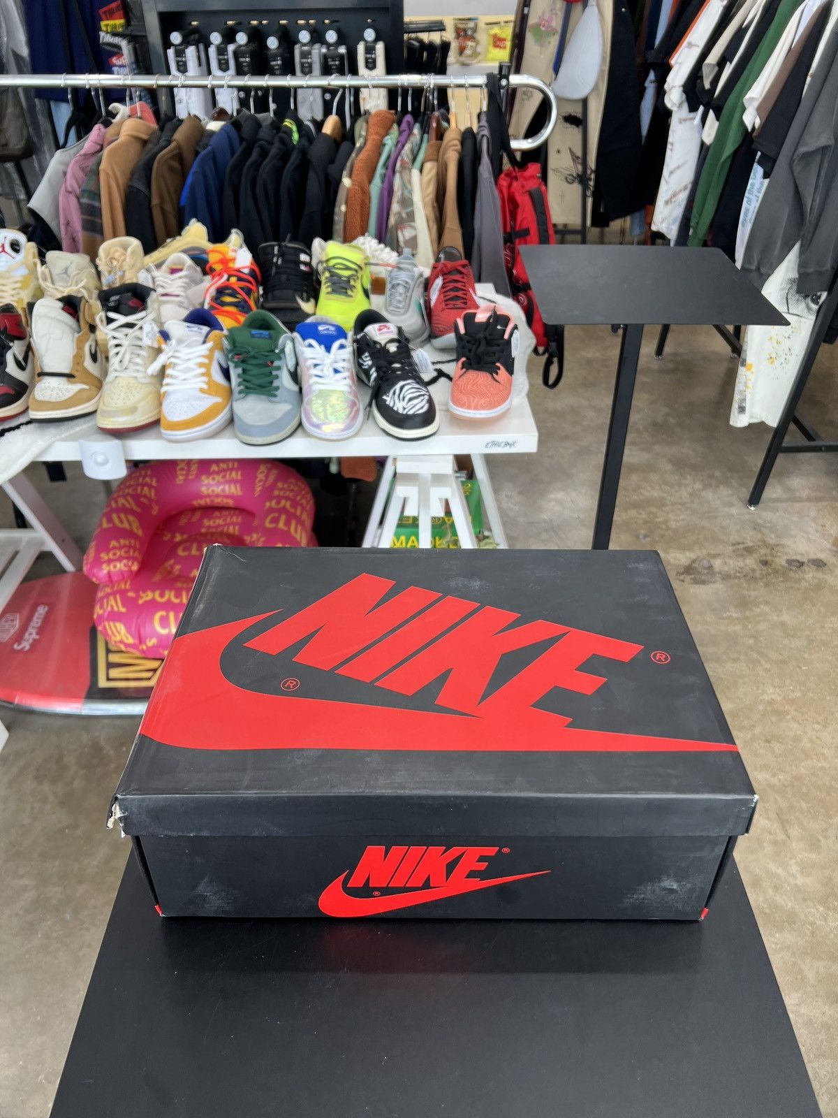 Jordan Brand Air Jordan 1 Bred Toe Sz. 11.5 (2018) Size US 11.5 / EU 44-45 - 13 Thumbnail