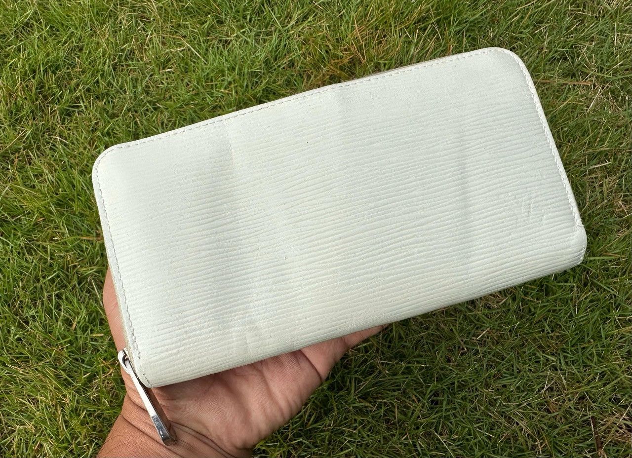 Louis Vuitton Authentic Louis Vuitton Ivory Epi Leather Zippy Wallet Size ONE SIZE - 1 Thumbnail