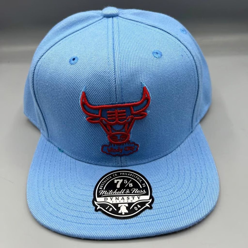 Mitchell & Ness Chicago Bulls Hat Men 7 5/8 Mitchell & Ness NBA Fitted Cap Size ONE SIZE - 1 Thumbnail