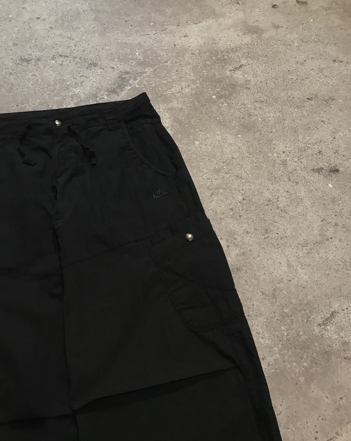 Nike × Vintage Vintage Y2K Nike Cargo Pants Embroiled Logo Faded Black Size 28" / US 6 / IT 42 - 5 Thumbnail
