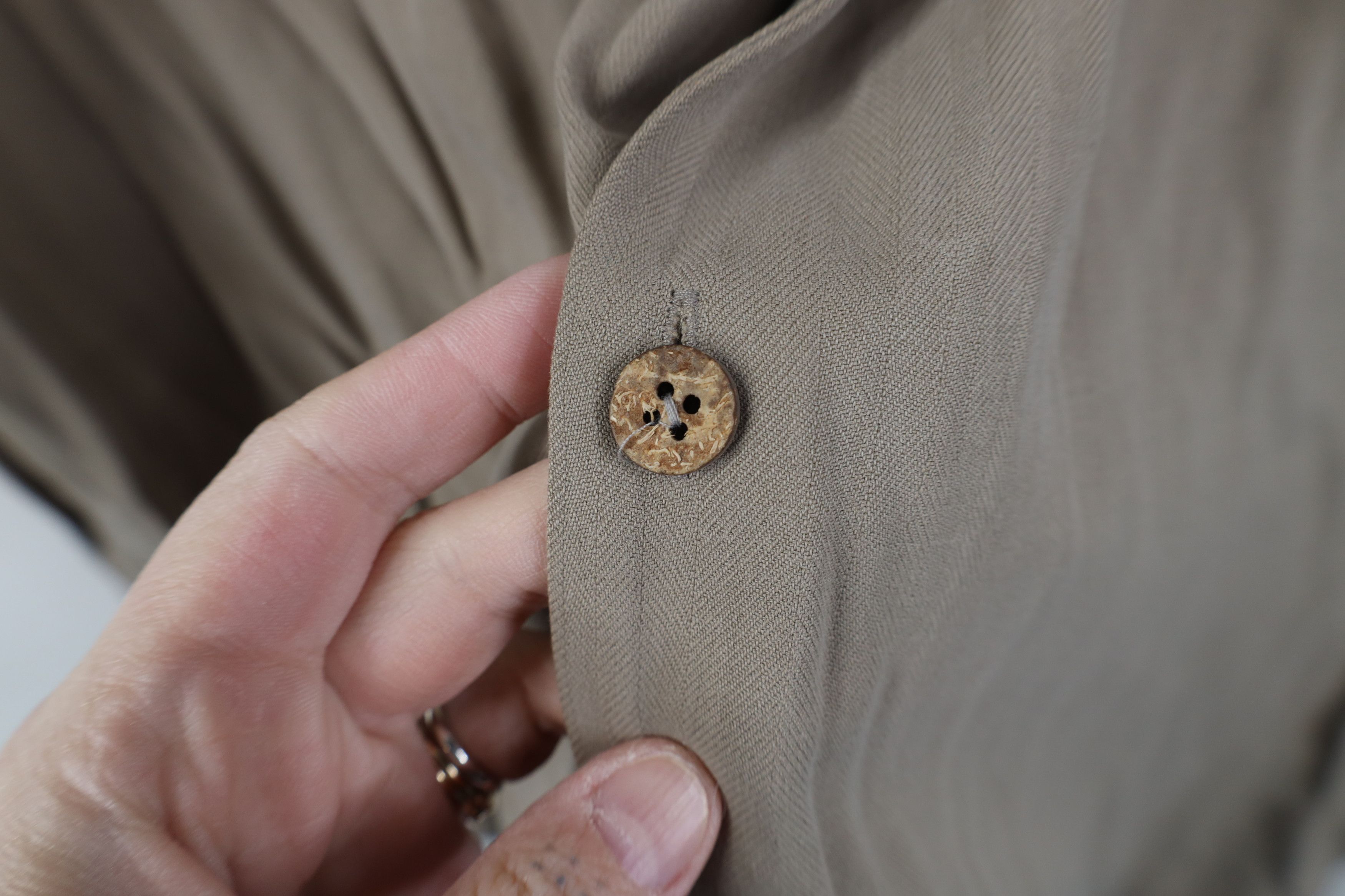 Vintage Vintage 90s Streetwear Looped Collar Silk Button Shirt Brown Size US L / EU 52-54 / 3 - 10 Thumbnail