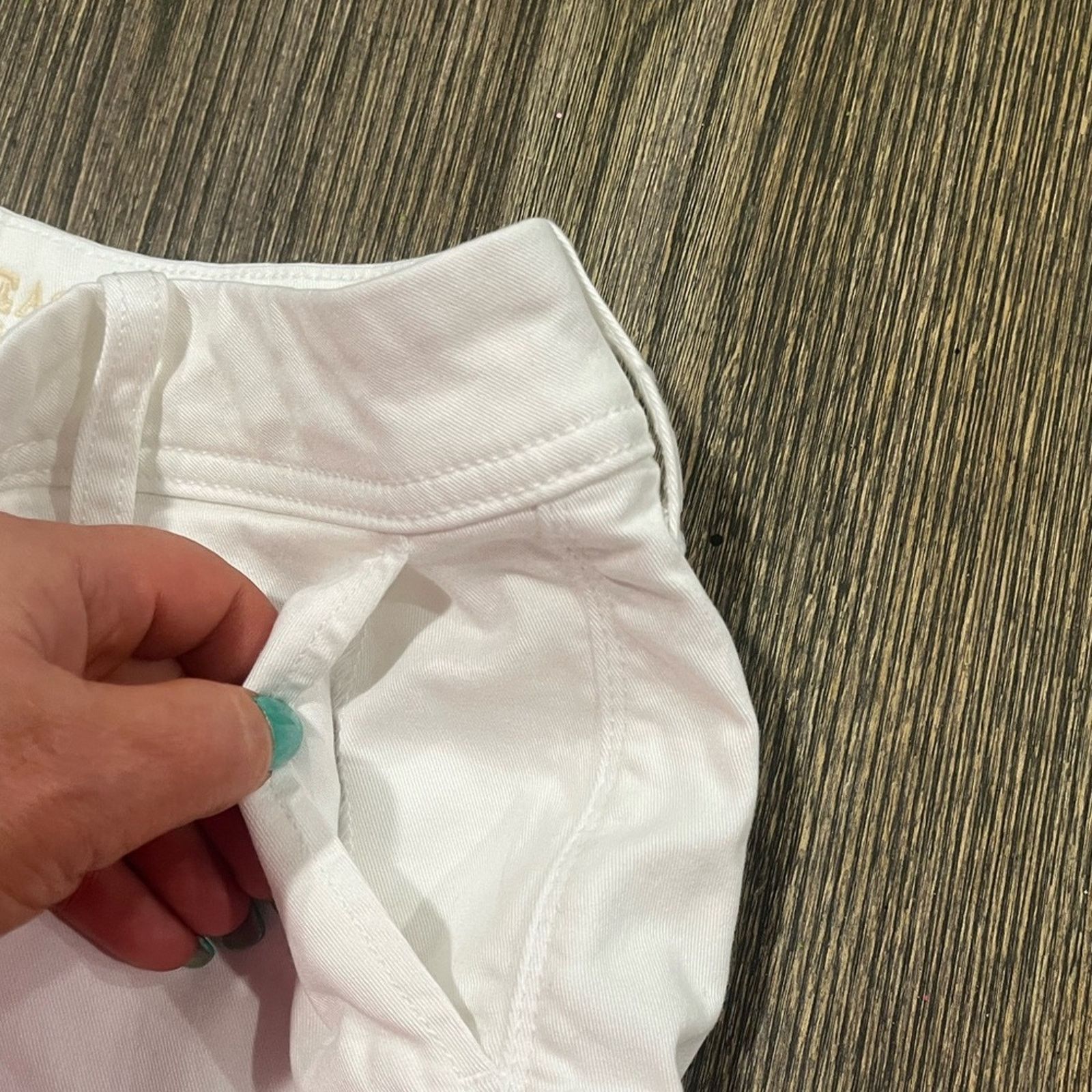 American Eagle Outfitters American Eagle Outfitters Midi Shorts Mid-Rise White Size 4 Size 27" / US 4 / IT 40 - 2 Thumbnail