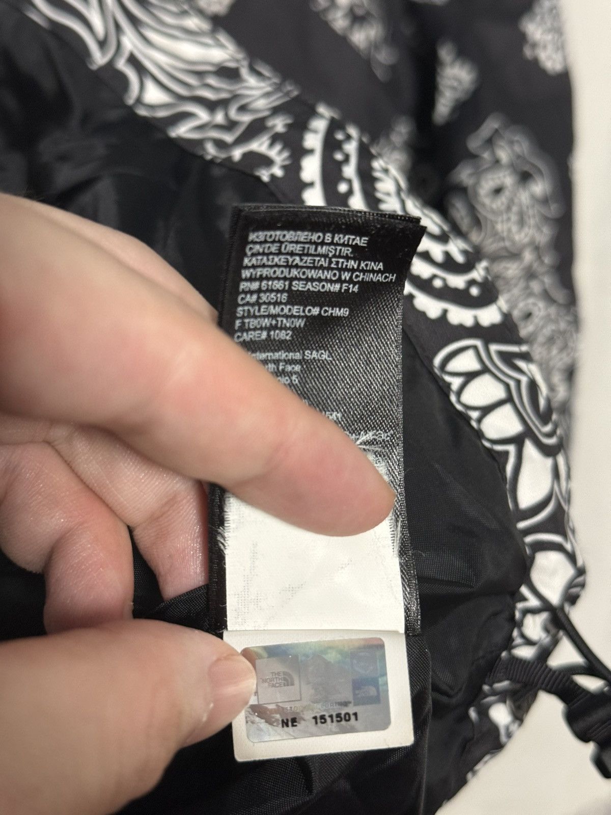 Supreme × The North Face Supreme north face tnf black bandana paisley mountain Jacket Size US M / EU 48-50 / 2 - 6 Thumbnail