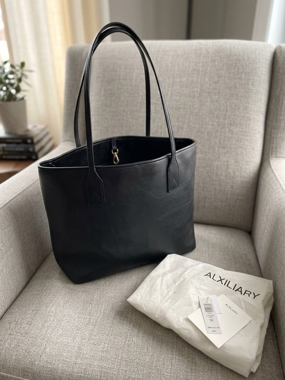 Aritzia Aritzia Auxiliary Black Leather Work Tote Bag Size ONE SIZE - 1 Thumbnail