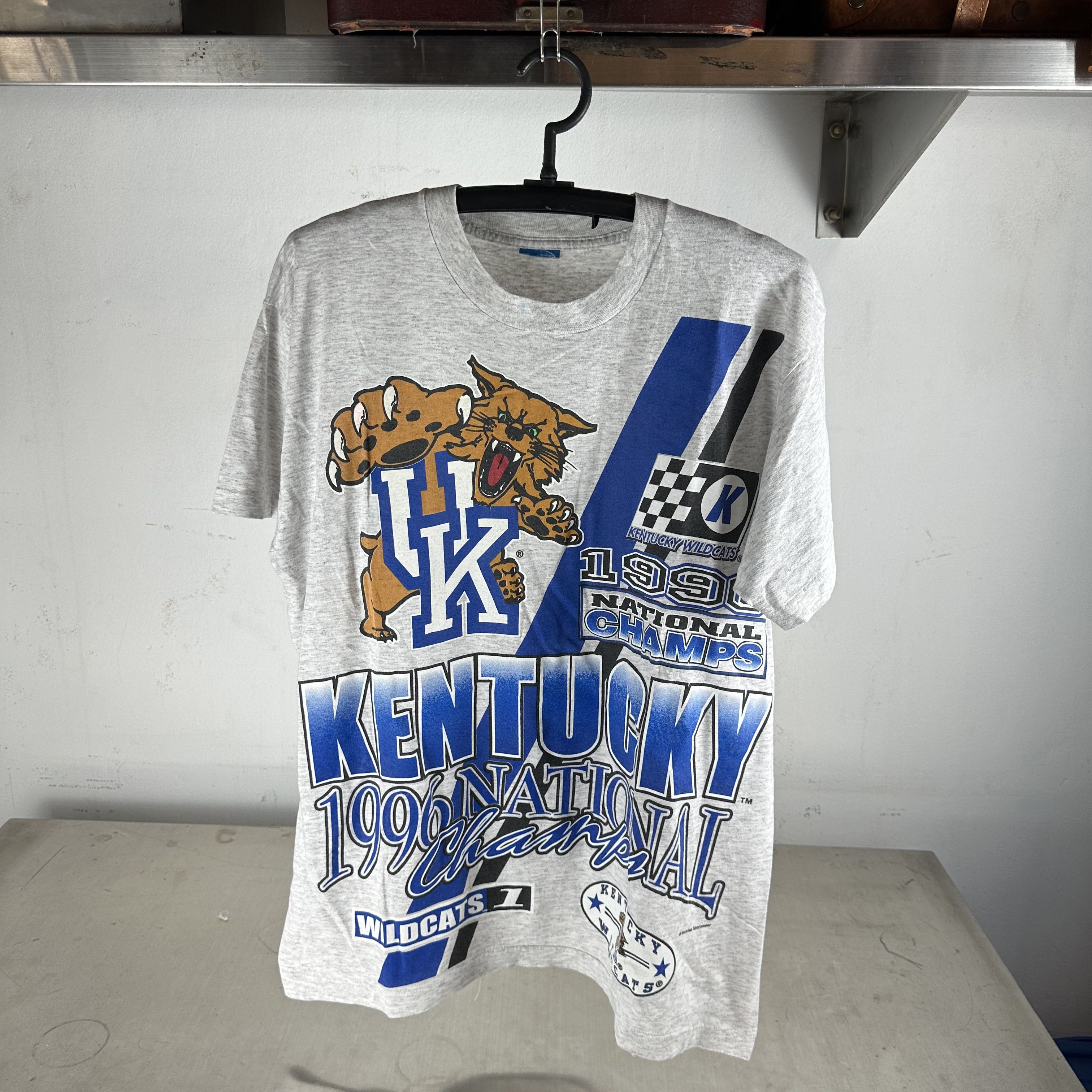 Vintage Vintage 1996 Kentucky Wildcats NCAA National Champs T-Shirt Size US L / EU 52-54 / 3 - 1 Thumbnail