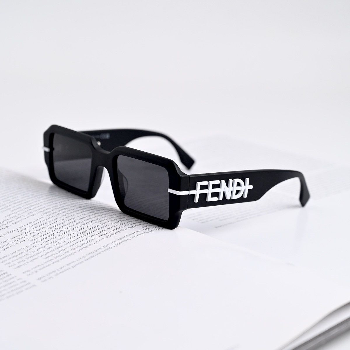 Fendi FENDI GRAPHY FE40073U 02A SUNGLASSES Size ONE SIZE - 1 Thumbnail