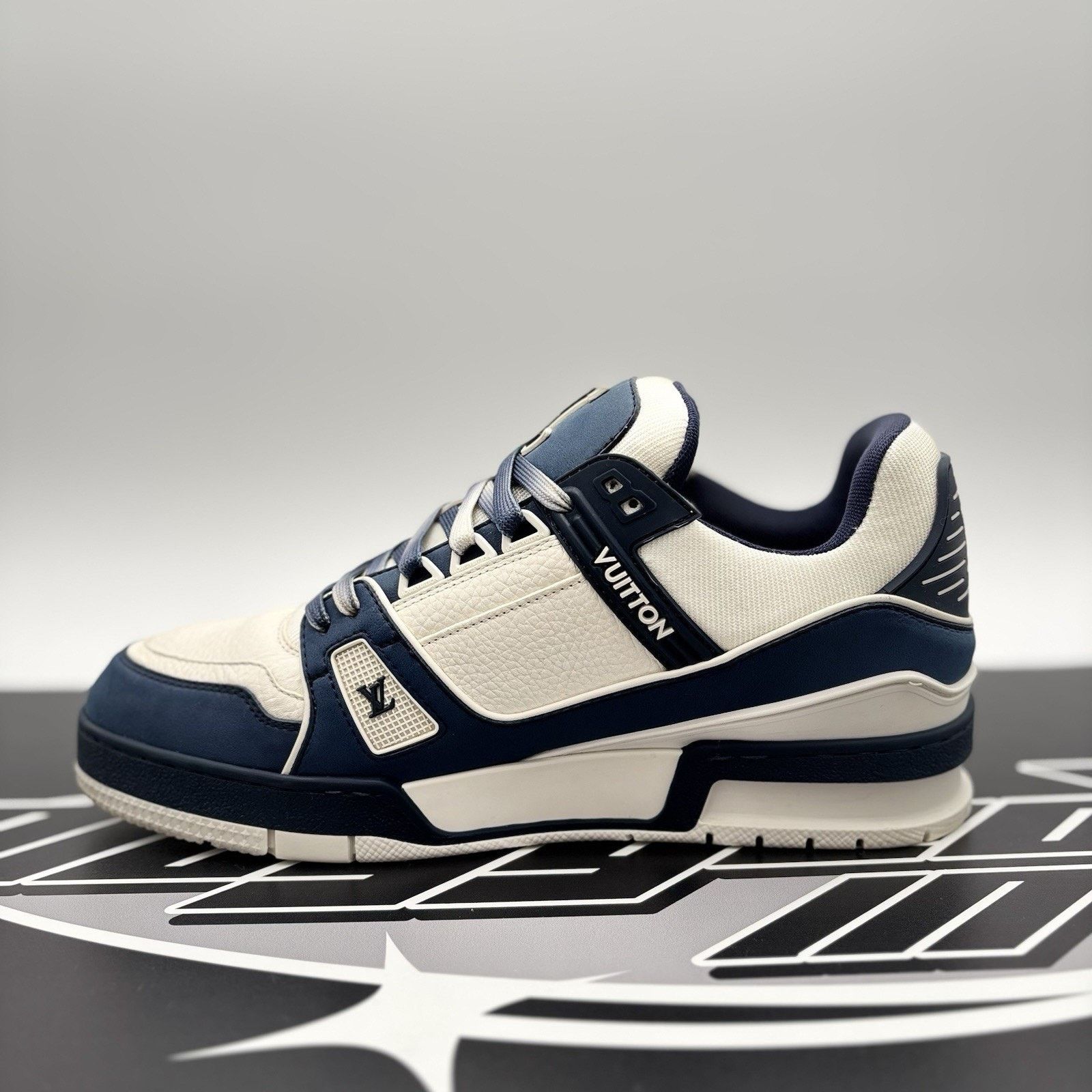 Louis Vuitton (7-7.5 US) Louis Vuitton Trainer ' White Navy '| GREAT COND! Size US 7.5 / EU 40-41 - 4 Thumbnail
