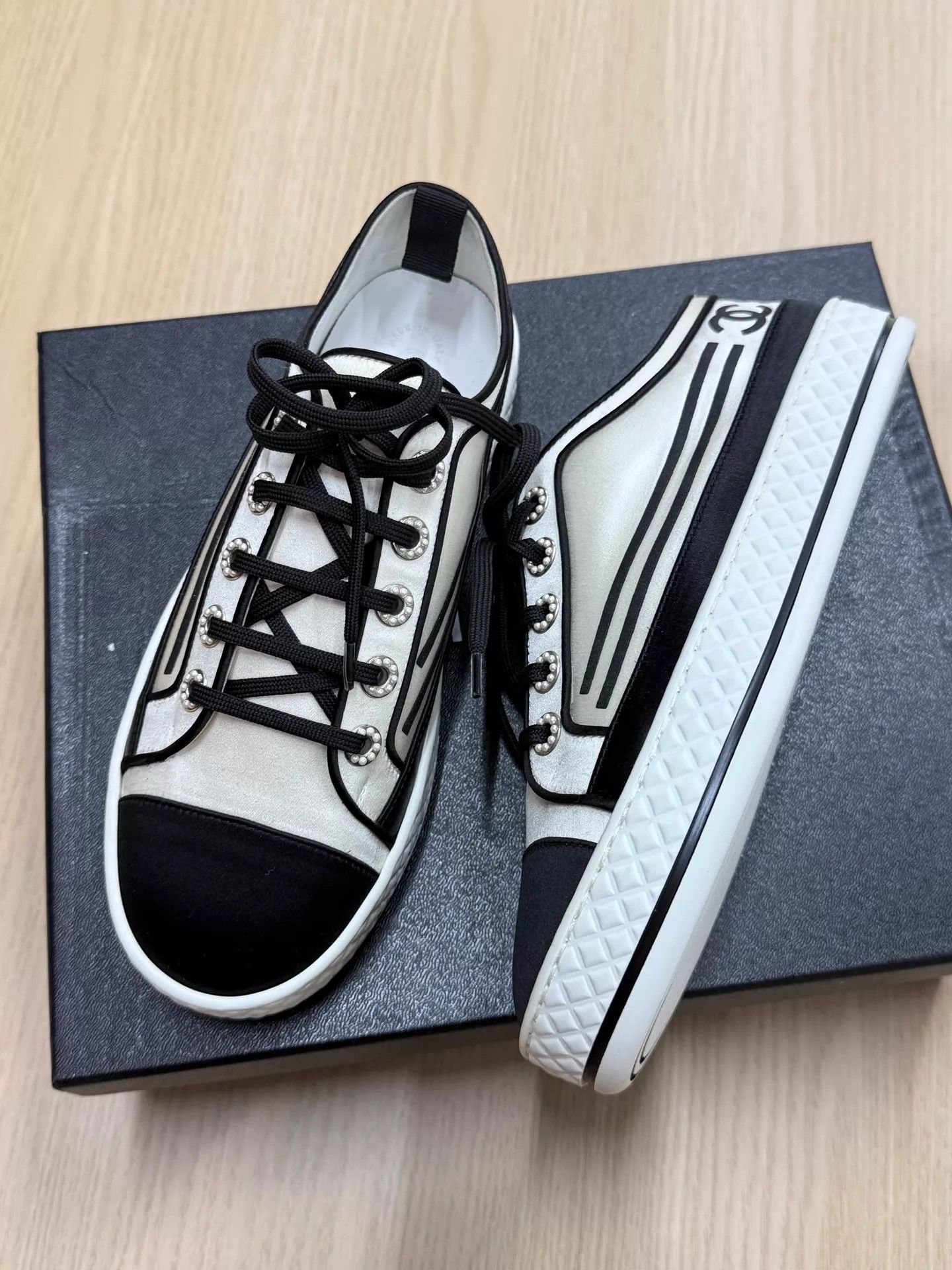 Chanel Chanel Black & White Pearl Flat Sneaker 37 Size US 6.5 / IT 36.5 - 2 Thumbnail