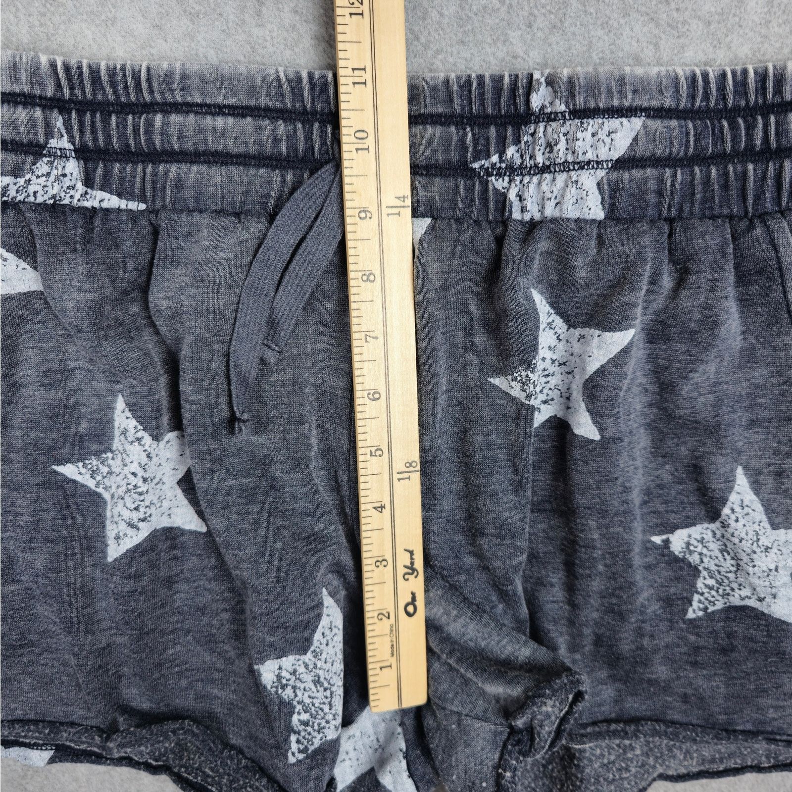 Splendid Splendid Large Sweatshort Navy Star Print Raw Hem Drawstring Size 34" / US 12 / IT 48 - 13 Thumbnail