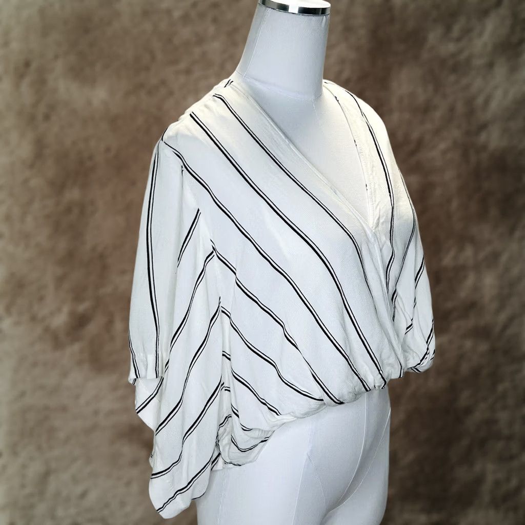 Free People VINTAGE Free People Boho White Black Striped Top Crop Blouse Kimono Sleeve Size Small Size S / US 4 / IT 40 - 1 Thumbnail