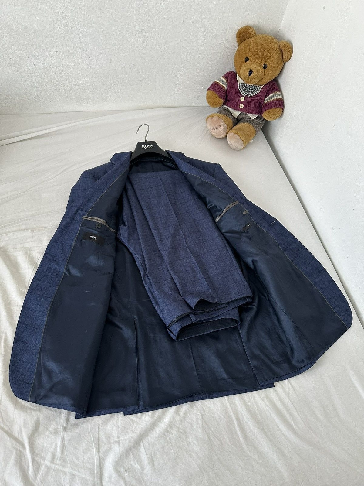 Hugo Boss New Hugo Boss two piece suit Size 44L - 2 Thumbnail