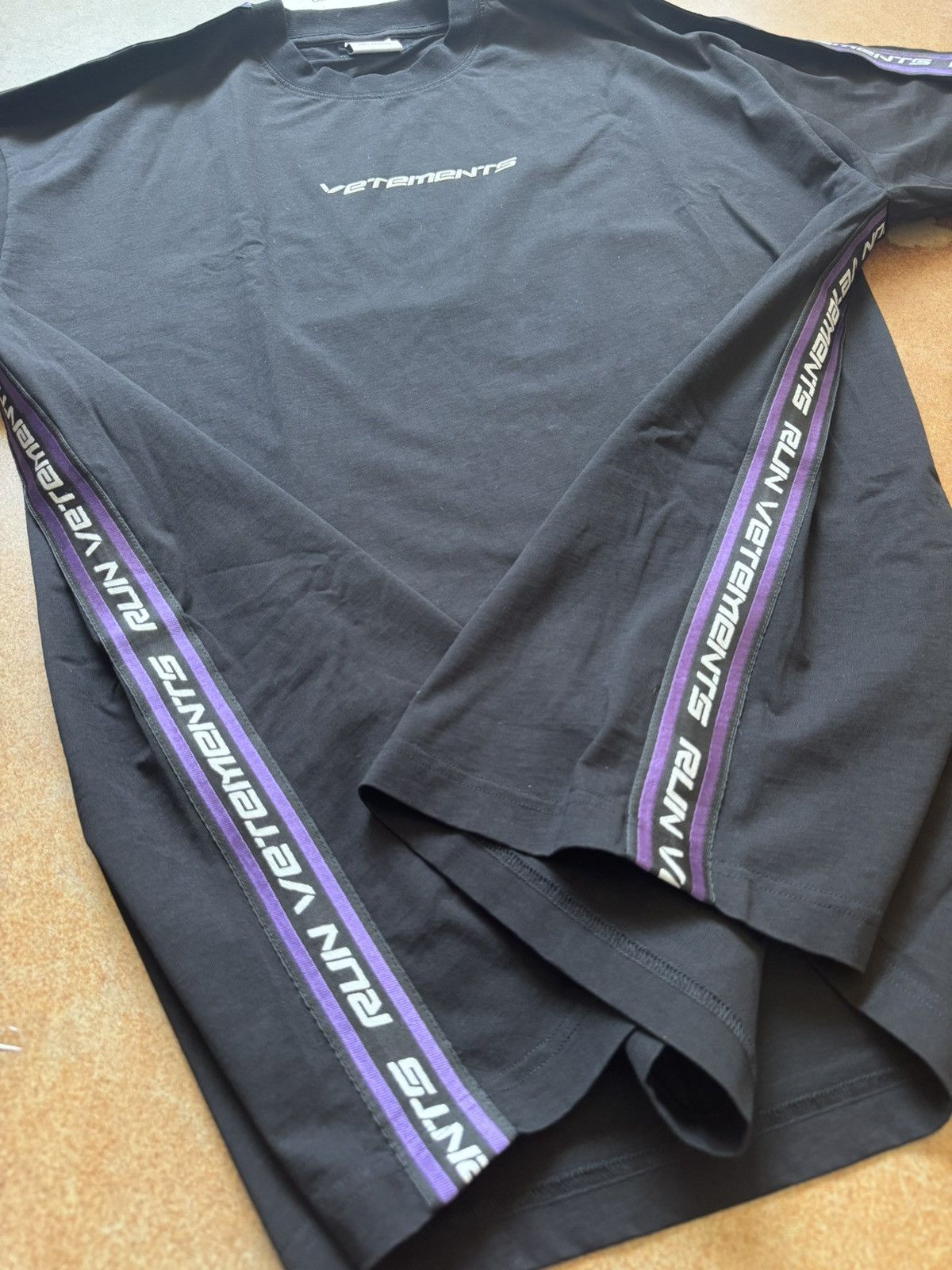 VTMNTS × Vetements Vetements Logo Tape Tee Black/Purple Medium Size US M / EU 48-50 / 2 - 2 Thumbnail