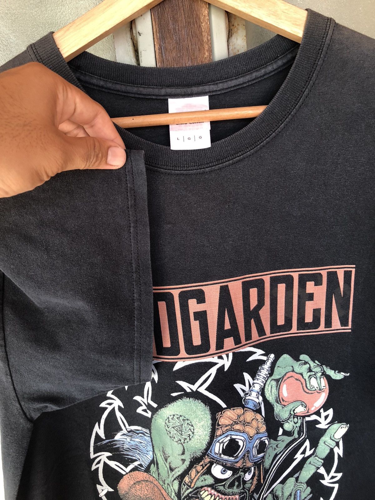 Band Tees Thrashed Vintage Badmotorfinger Fingaz4Life Sun Faded Tee Size US L / EU 52-54 / 3 - 5 Thumbnail