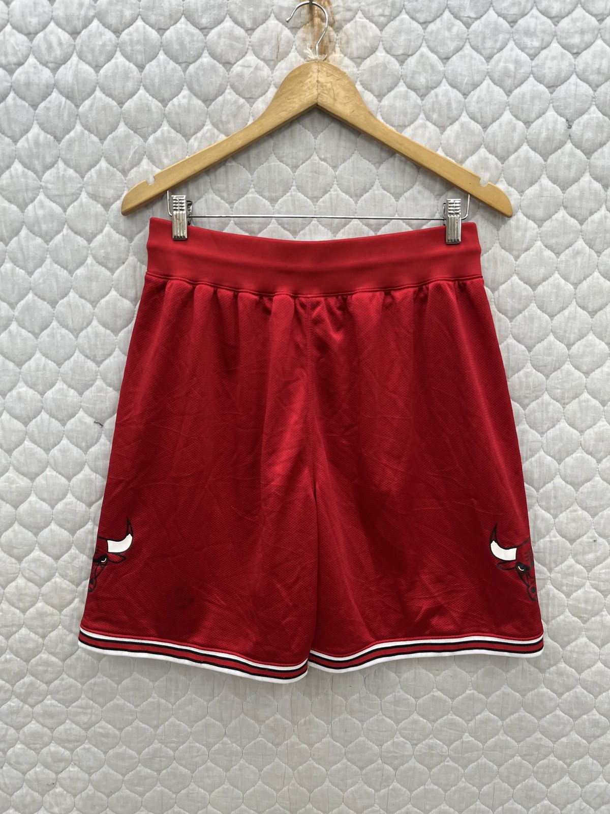 Nike 🔥🔥🔥STEALS VTG NIKE NBA CHICAGO BULLS SHORTS Size US 36 / EU 52 - 7 Thumbnail