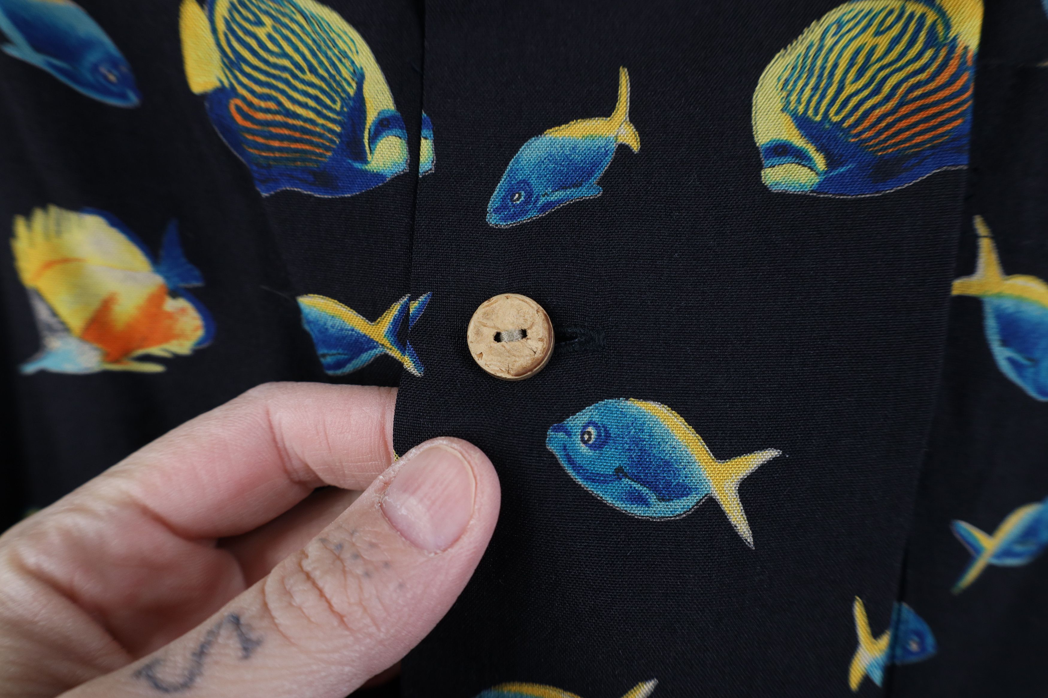 Vintage Vintage 90s Streetwear Collar Fish Collared Button Shirt AOP Size US XL / EU 56 / 4 - 4 Thumbnail