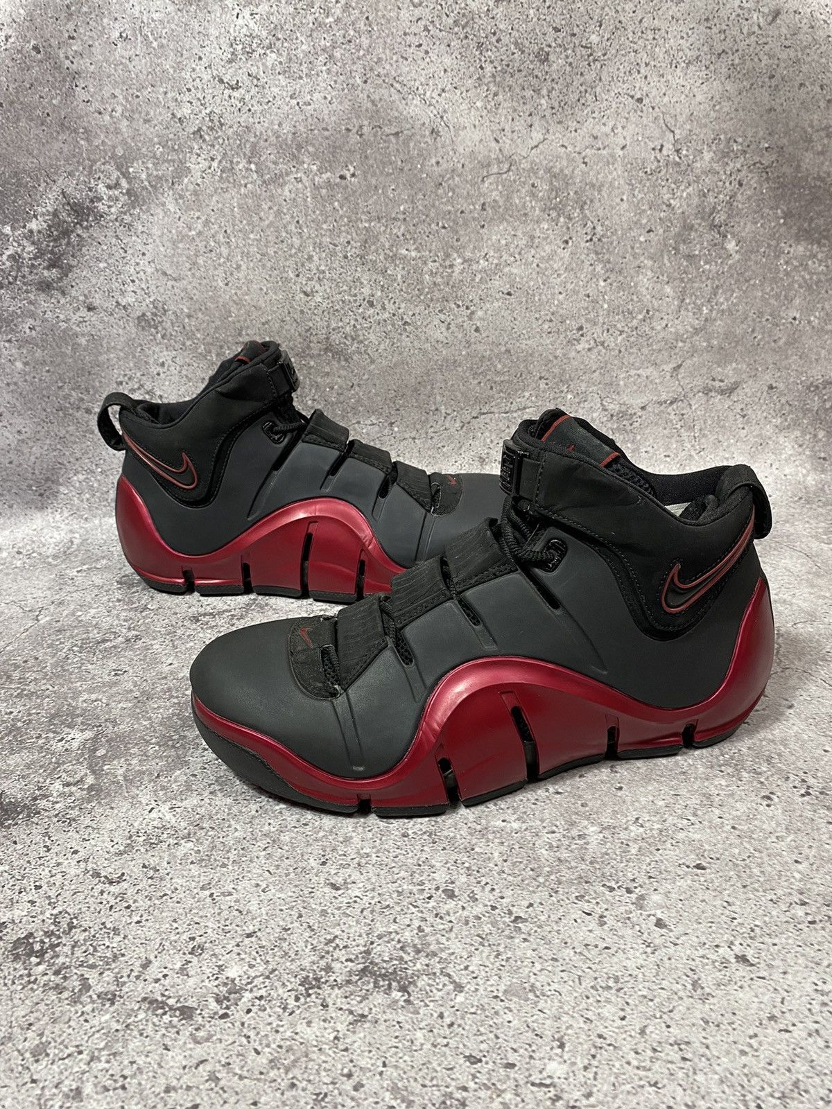 Nike NIKE LeBron 4 black Varsity Crimson Size US 9.5 / EU 42-43 - 2 Thumbnail