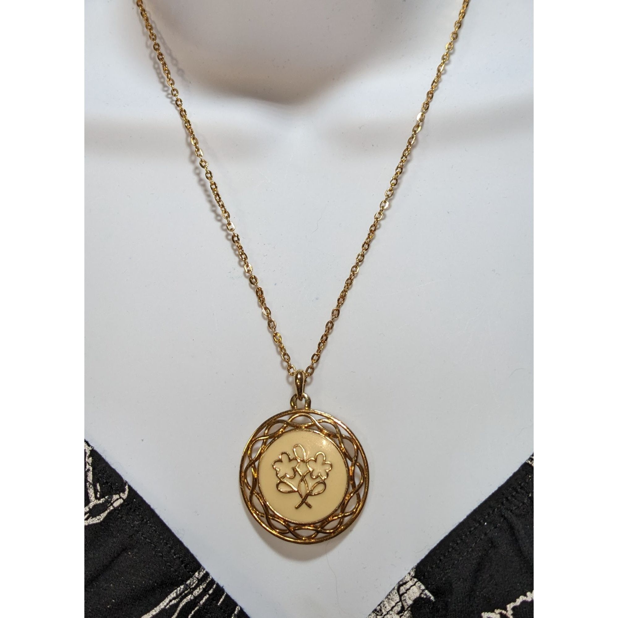 Other Vintage Cottagecore Floral Pendant Necklace With Cream Ename Size ONE SIZE - 1 Thumbnail