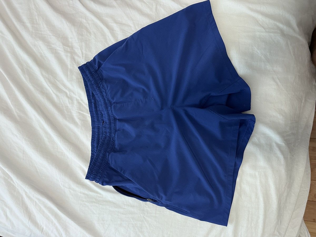 Lululemon Lululemon 5” Pacebreaker shorts L Size US 30 / EU 46 - 1 Thumbnail