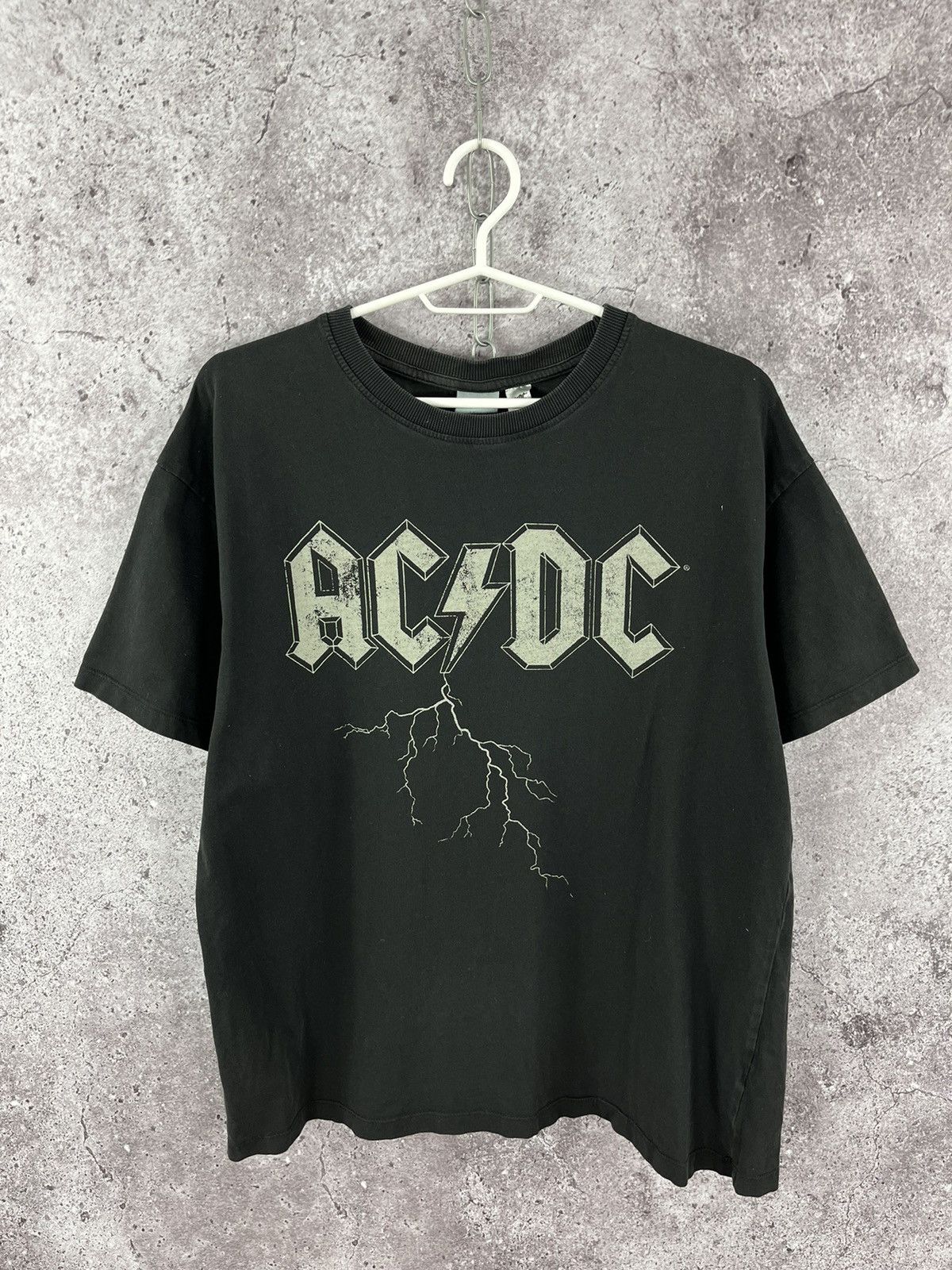 AC/DC × Band Tees × H&M H&M x Ac/Dc Rock T-Shirt Big Centre Logo Size M Size US M / EU 48-50 / 2 - 1 Thumbnail