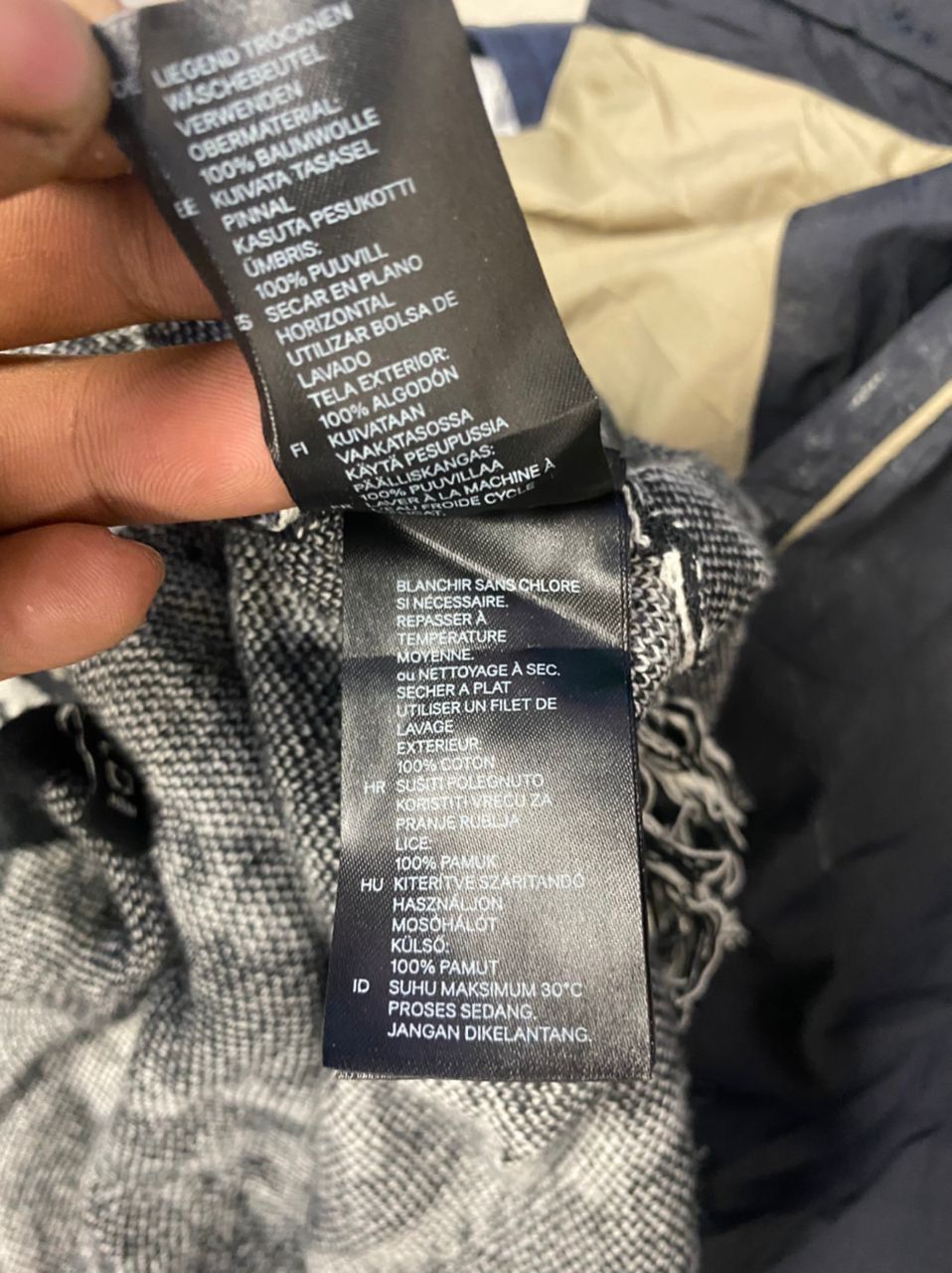 H&M × Native H&M ponchos native fullprint Size US M / EU 48-50 / 2 - 6 Thumbnail