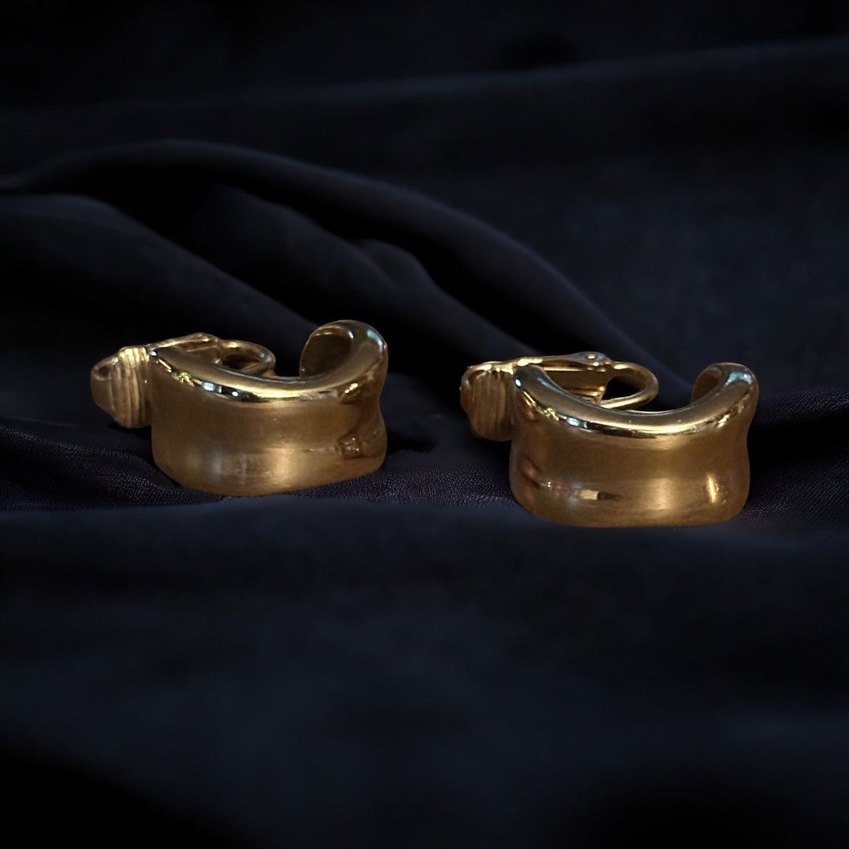 Vintage Vintage gold tone clip on curved hoop earrings Size ONE SIZE - 3 Thumbnail