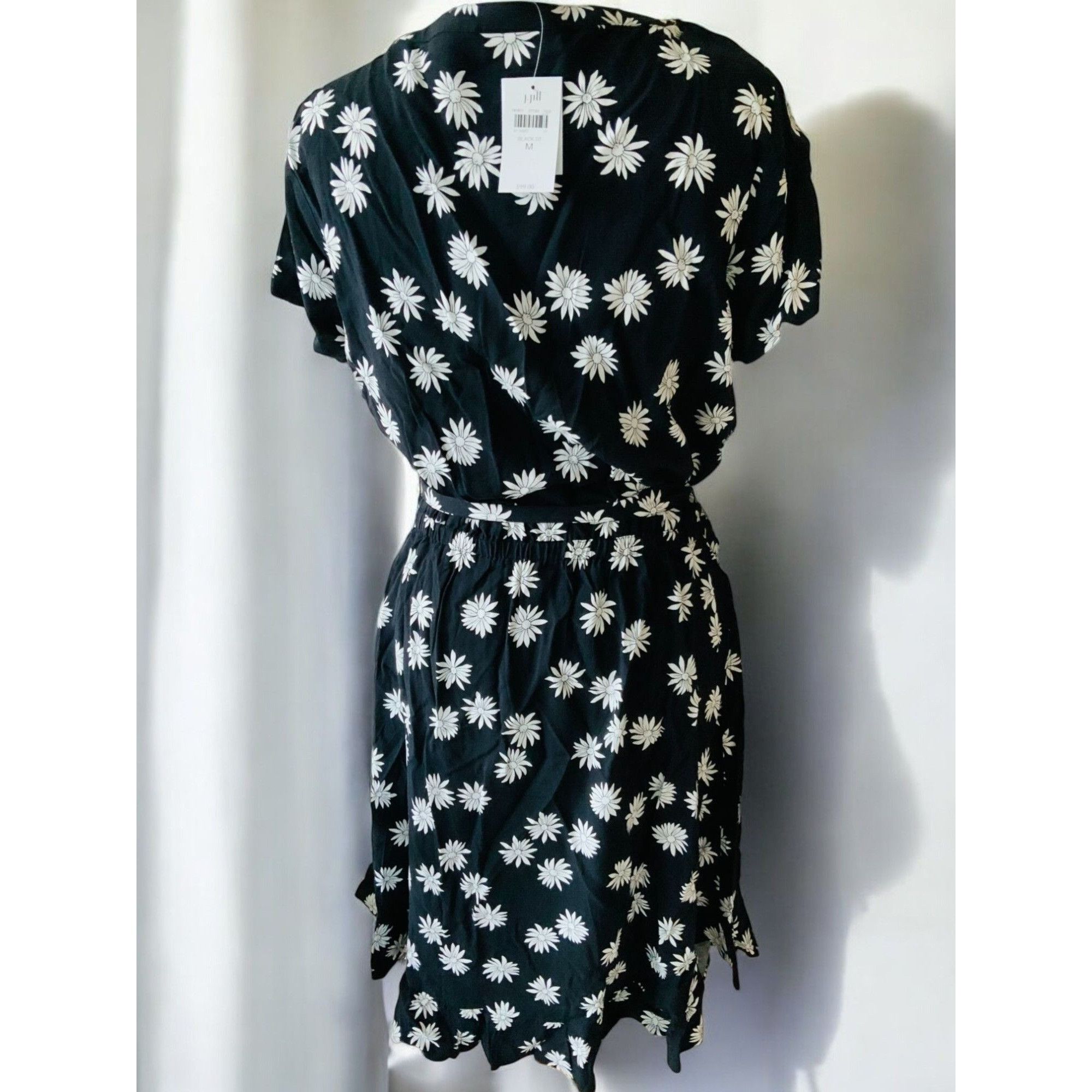 Designer J Jill Ladies Short Sleeve VNeck Black White Floral Belted M Size M / US 6-8 / IT 42-44 - 4 Thumbnail